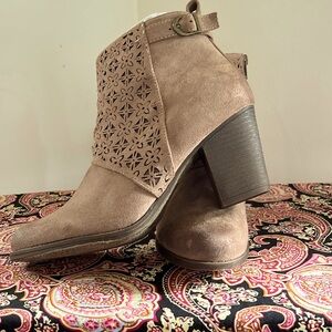 Taupe Flower print Booties with heel